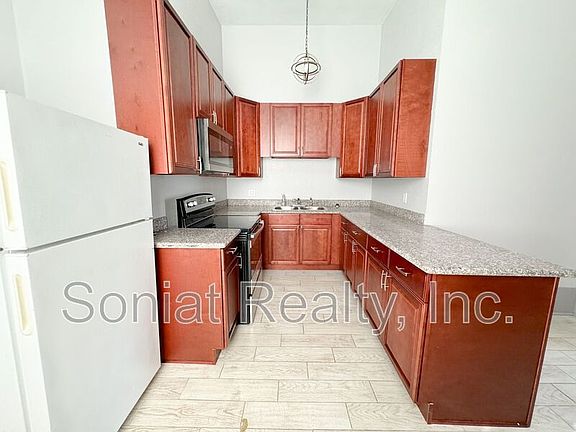 5th image of 3216A Banks St