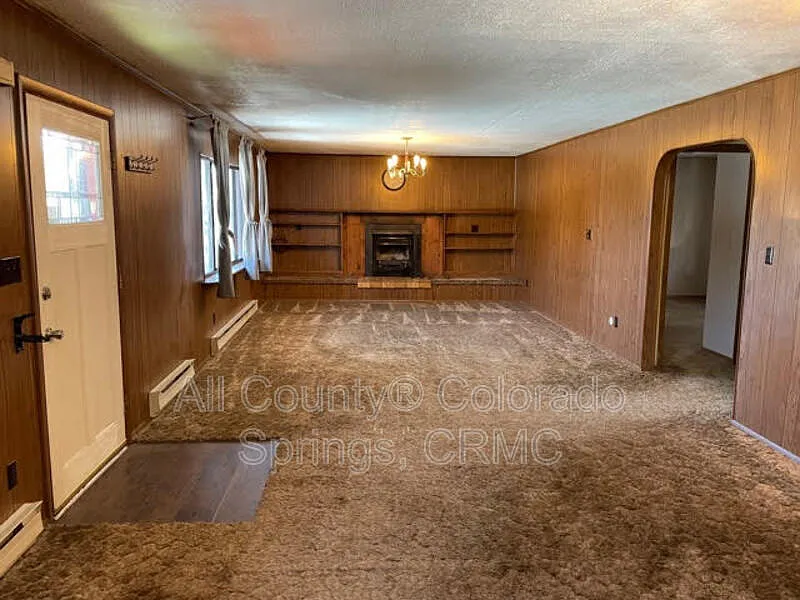 3 bed, 2.0 bath, 2400 sqft, $1,975 — Photo 2