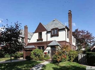 24 Weybridge Rd, Mineola, NY 11501