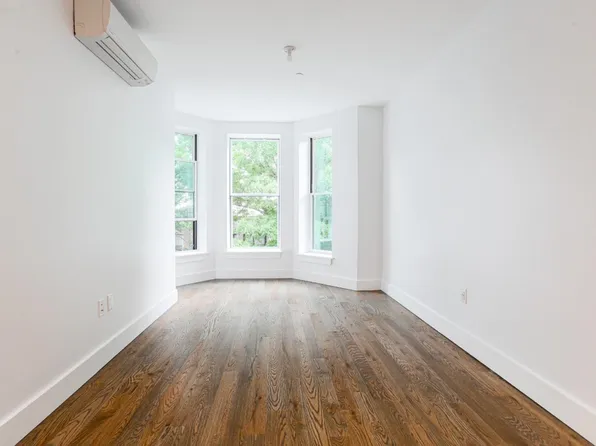 224 Hawthorne Street image 3 of 10