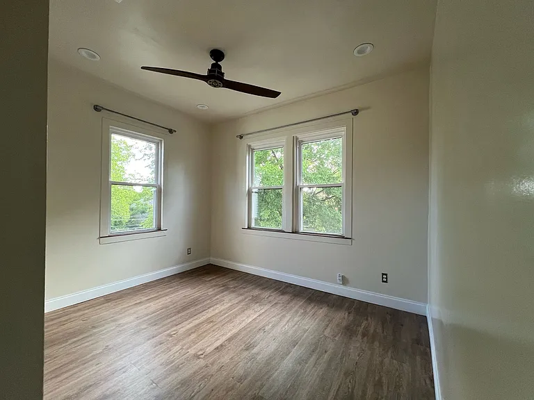 500 Parkway Dr NE #8 — Photo 2
