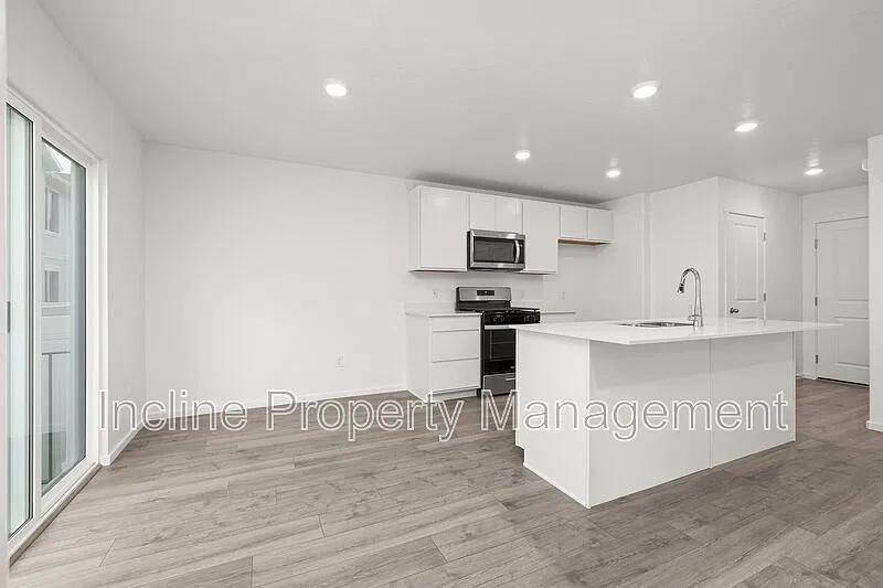 4 bed, 2.5 bath, 2248 sqft, $2,350 — Photo 2