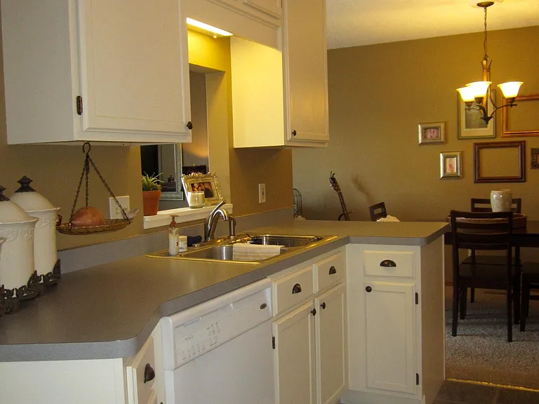Updated kitchen with ample cupboard space