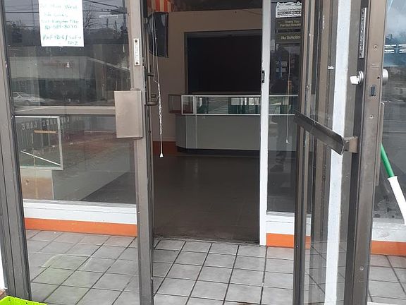 5th image of 3010 N Broadway St
