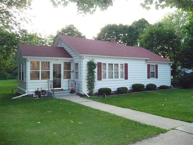 Cute 2 Bedroom, 1 Bath, & Sunroom