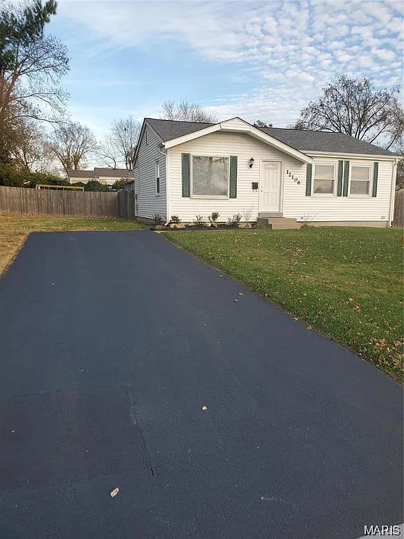 3 bed, 2.0 bath, 952 sqft, $1,900 — Photo 1
