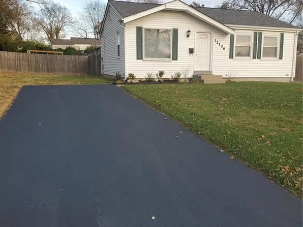 12106 Belaire Pl, Maryland Heights, MO 63043