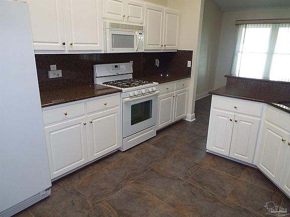 3rd image of 2483 Heritage Cir