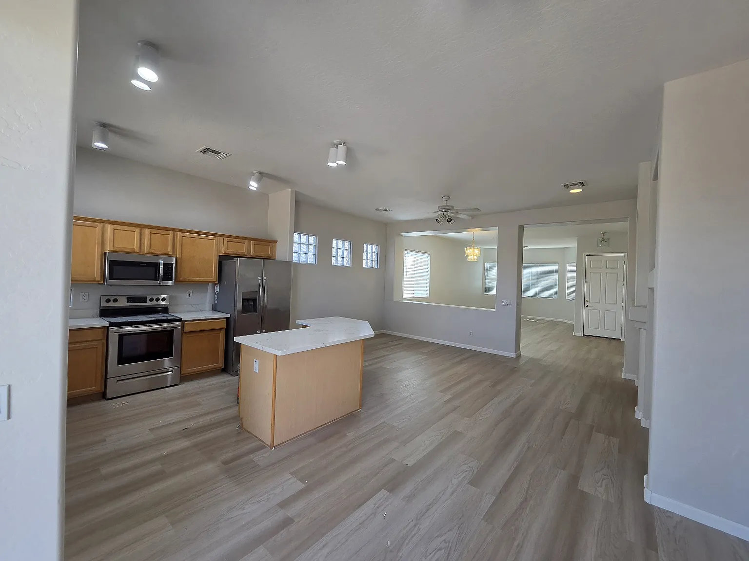 3 bed, 1969 sqft, $2,200 — Photo 3