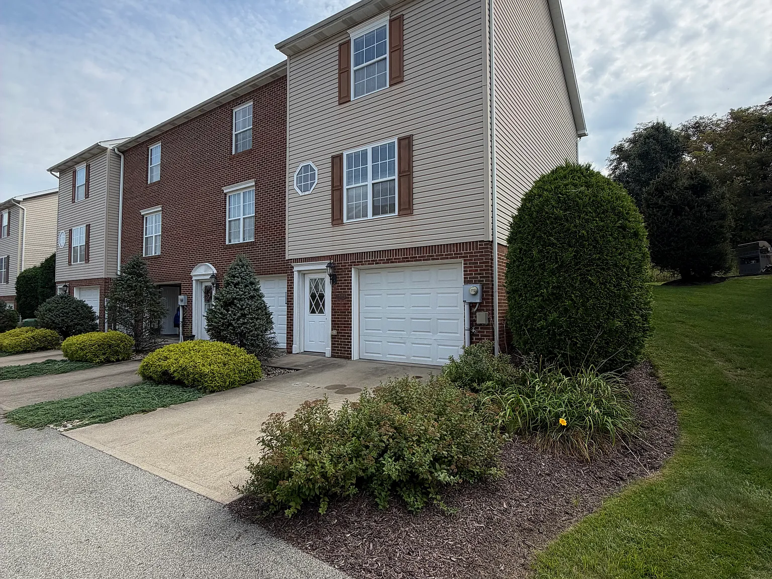 2 bed, 1.5 bath, 1728 sqft, $1,265 — Photo 3