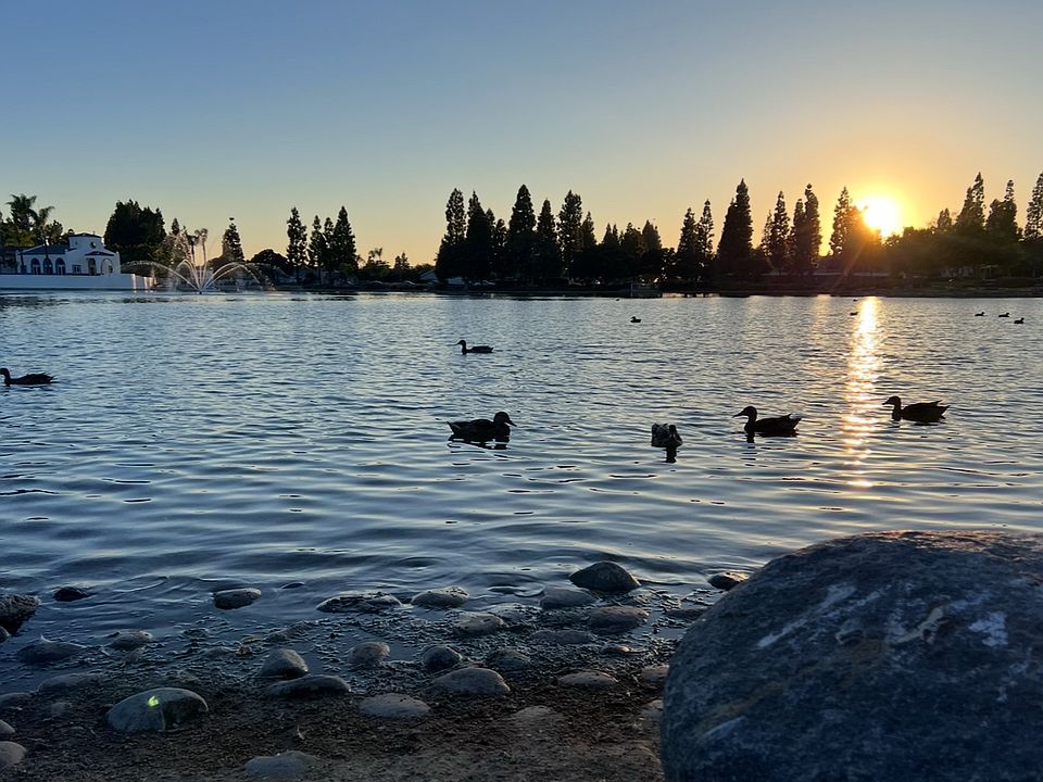 2 minute walk to the community lake