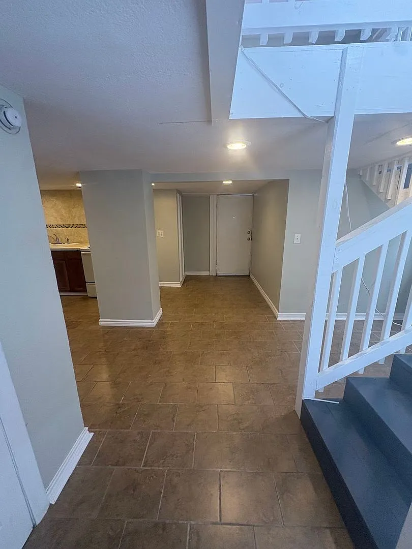 Cute 1 bedroom 1 bath duplex for lease — Photo 2
