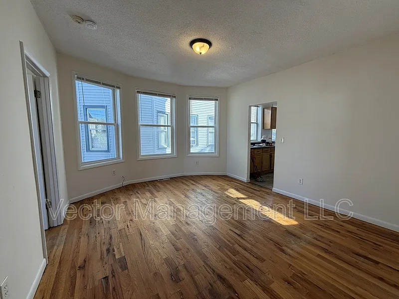 3 bed, 1.0 bath, 1115 sqft, $1,900 — Photo 4