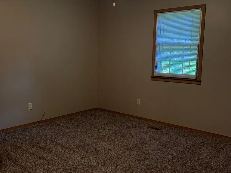 140 E Stewart St — Photo 15