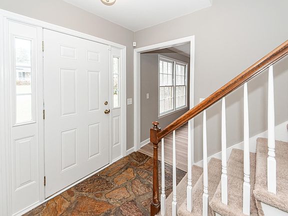 3rd image of 405 Grouse Rd