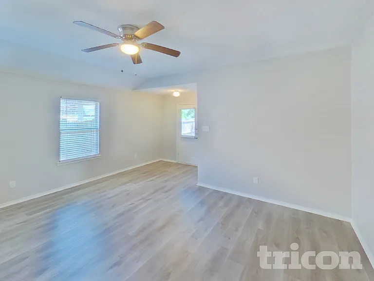 1062 Churchill Dr — Photo 3