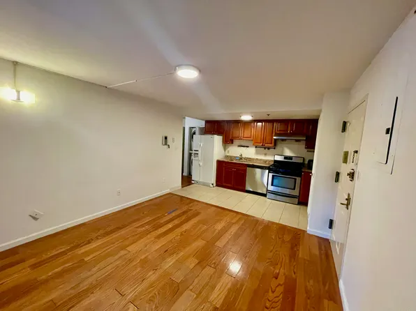 64-34 Grand Central Parkway image 3 of 13