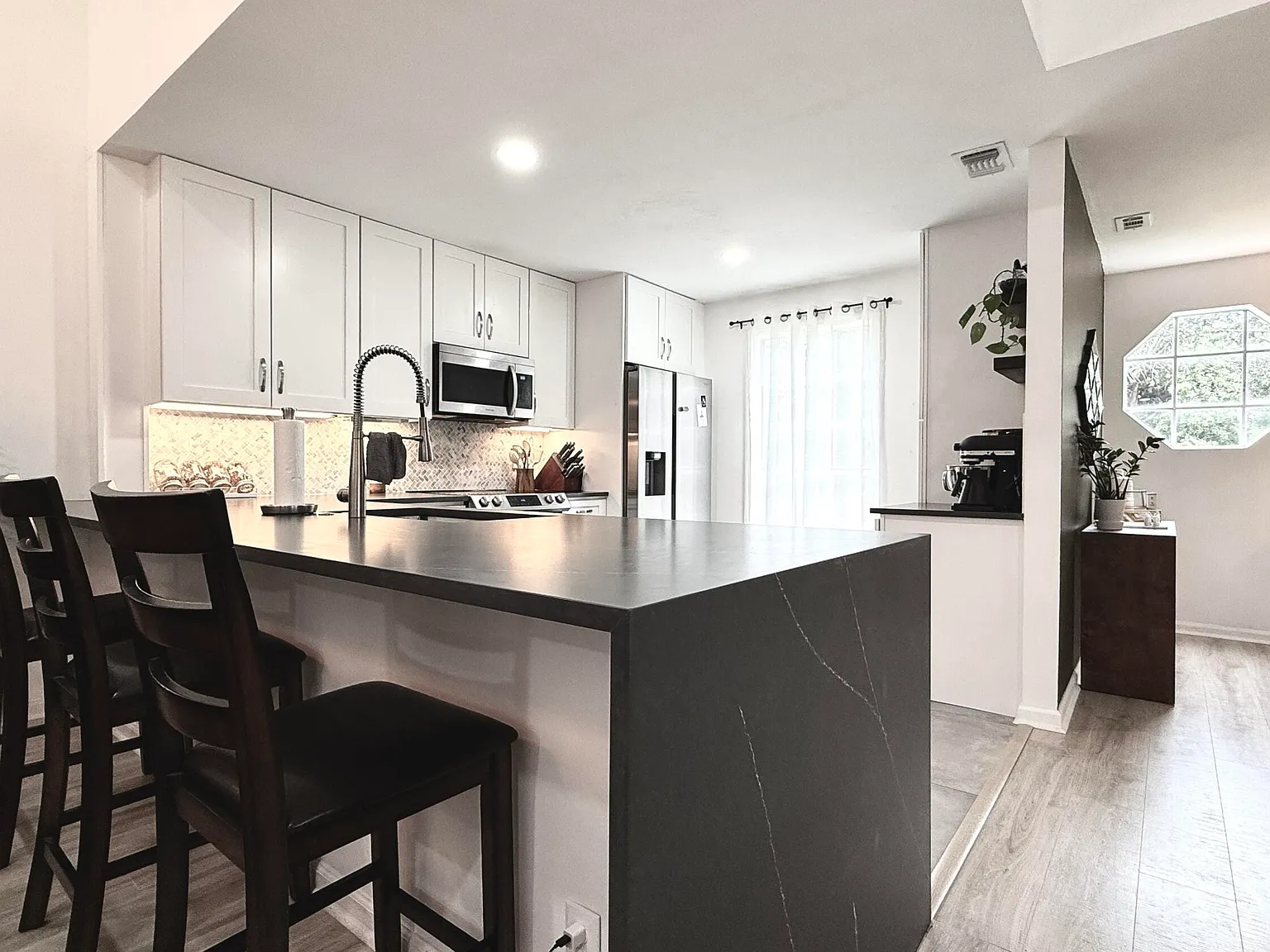2 bed, 2.0 bath, 1323 sqft, $4,000 — Photo 2