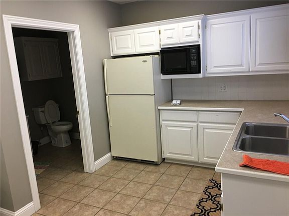 3rd image of 402 W Stribling Dr