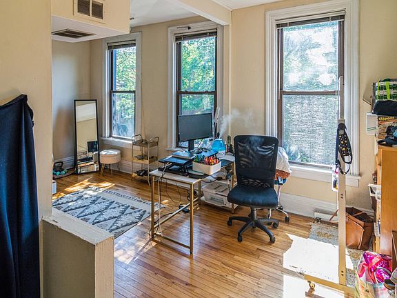 3rd image of 1939 N Kenmore Ave #2