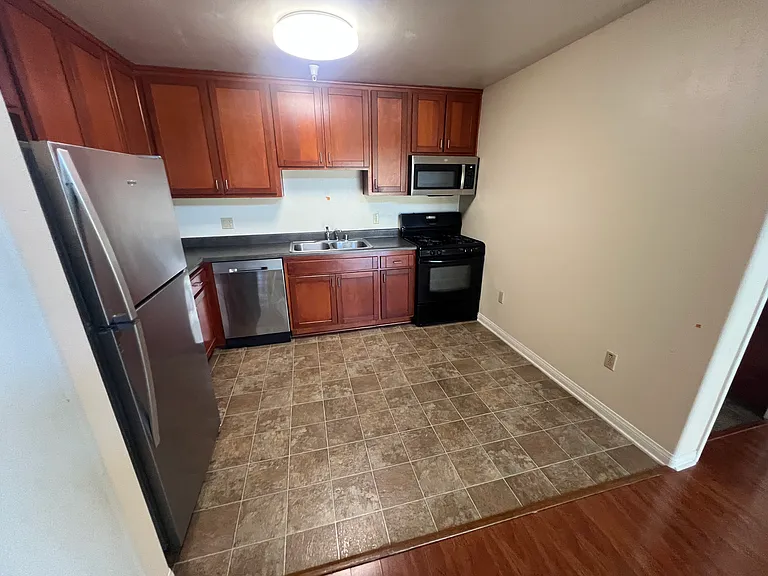 1154 Bellevue APT — Photo 11