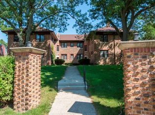 321 Woodland Ln APT 1, Oconomowoc, WI 53066