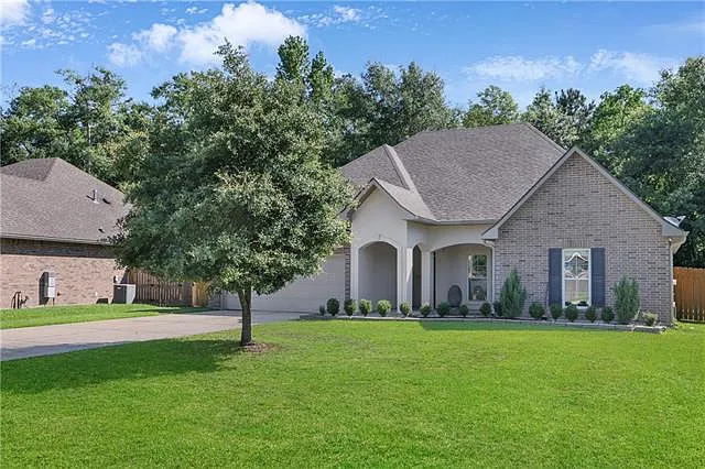 4 bed, 2.0 bath, 2241 sqft, $2,600 — Photo 2