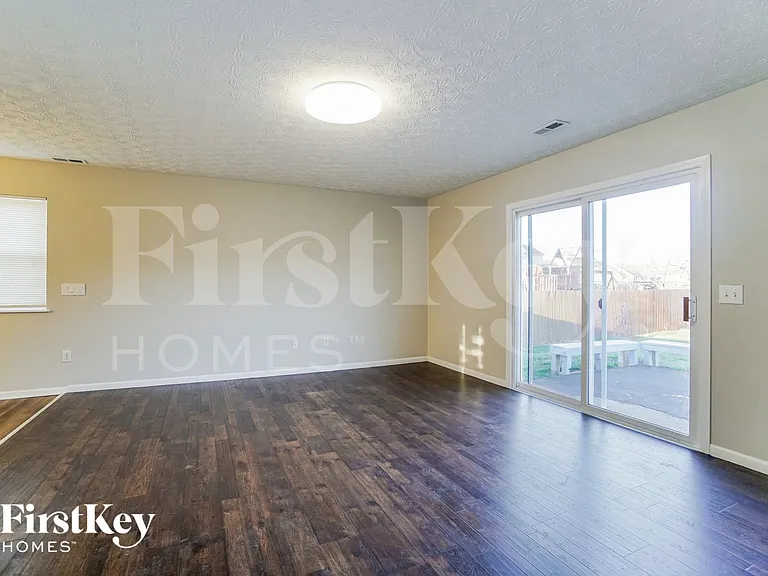 261 Inah Ave — Photo 3