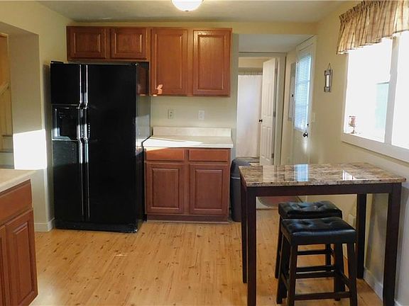 4th image of 208 S East St