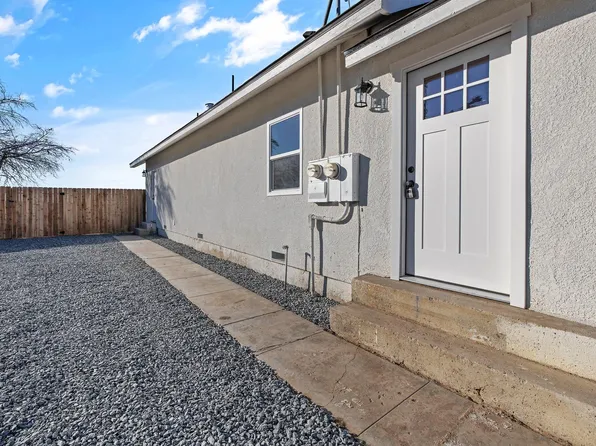 2133 N Cedar Street, Pixley, CA 93256