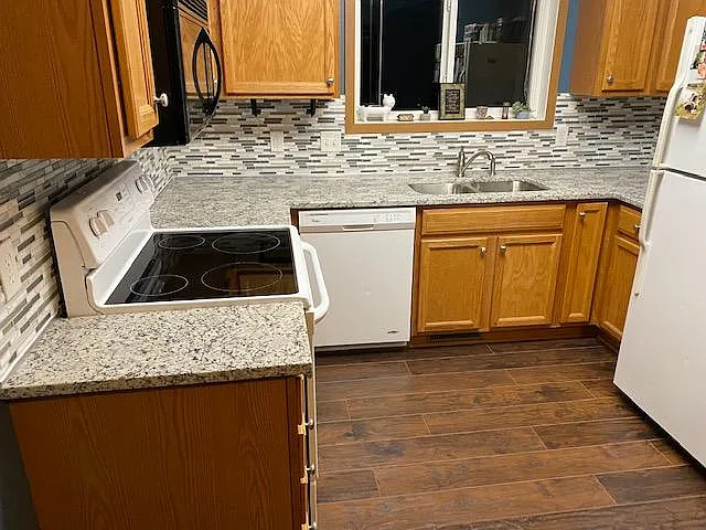 2 bed, 1.5 bath, 977 sqft, $1,950 — Photo 2