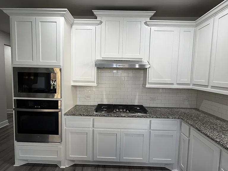 Kitchen - Microwave, Oven, Cooktop