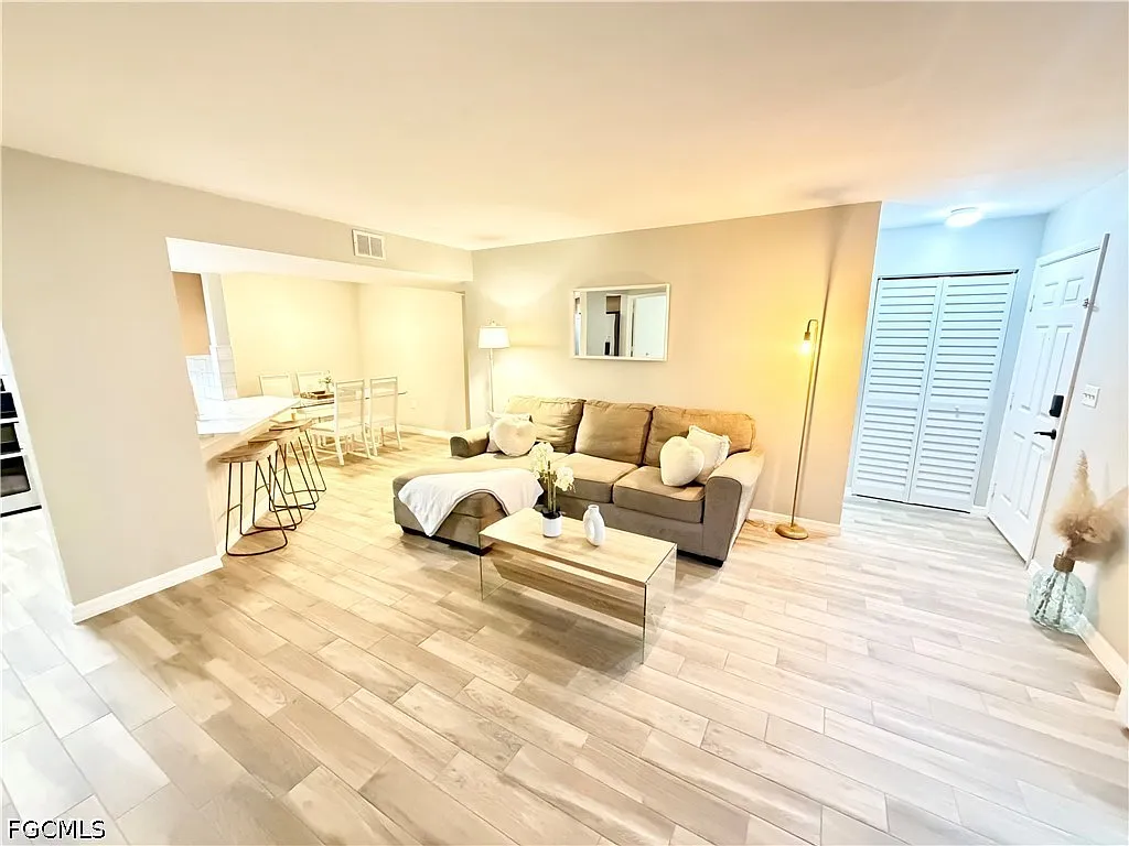 2 bed, 2.0 bath, 980 sqft, $2,000 — Photo 3