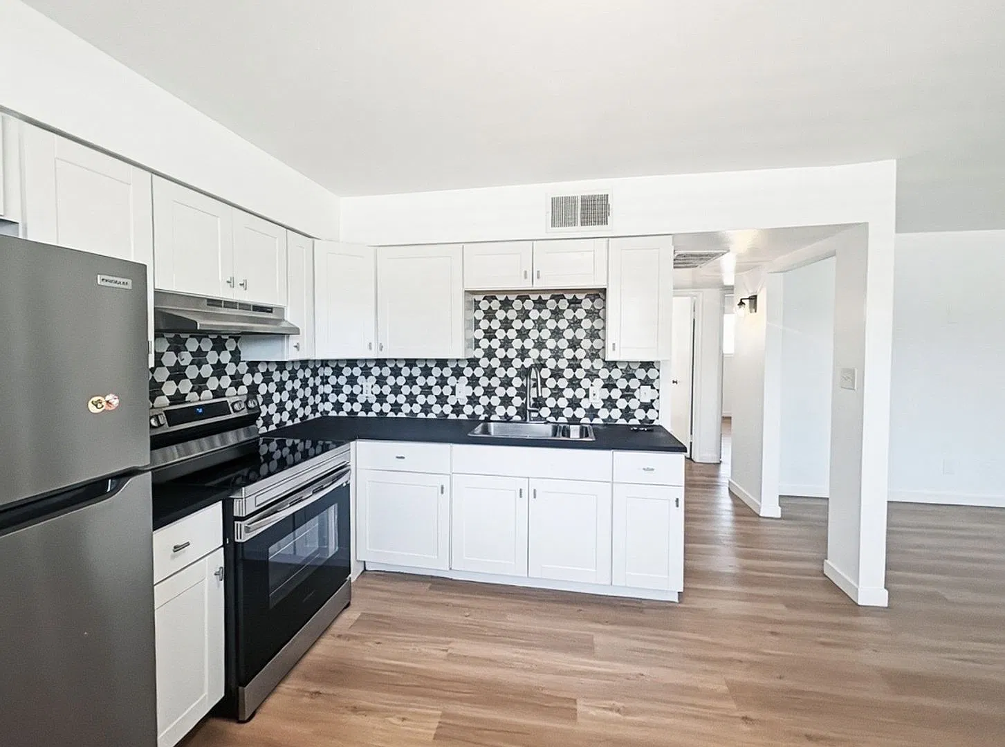 Welcome Home To Coronado Square! — Photo 4