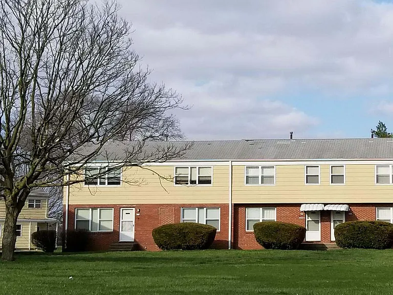 South Pointe Commons — Photo 14