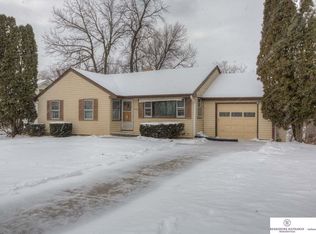 8222 N Ridge Dr, Omaha, NE 68112