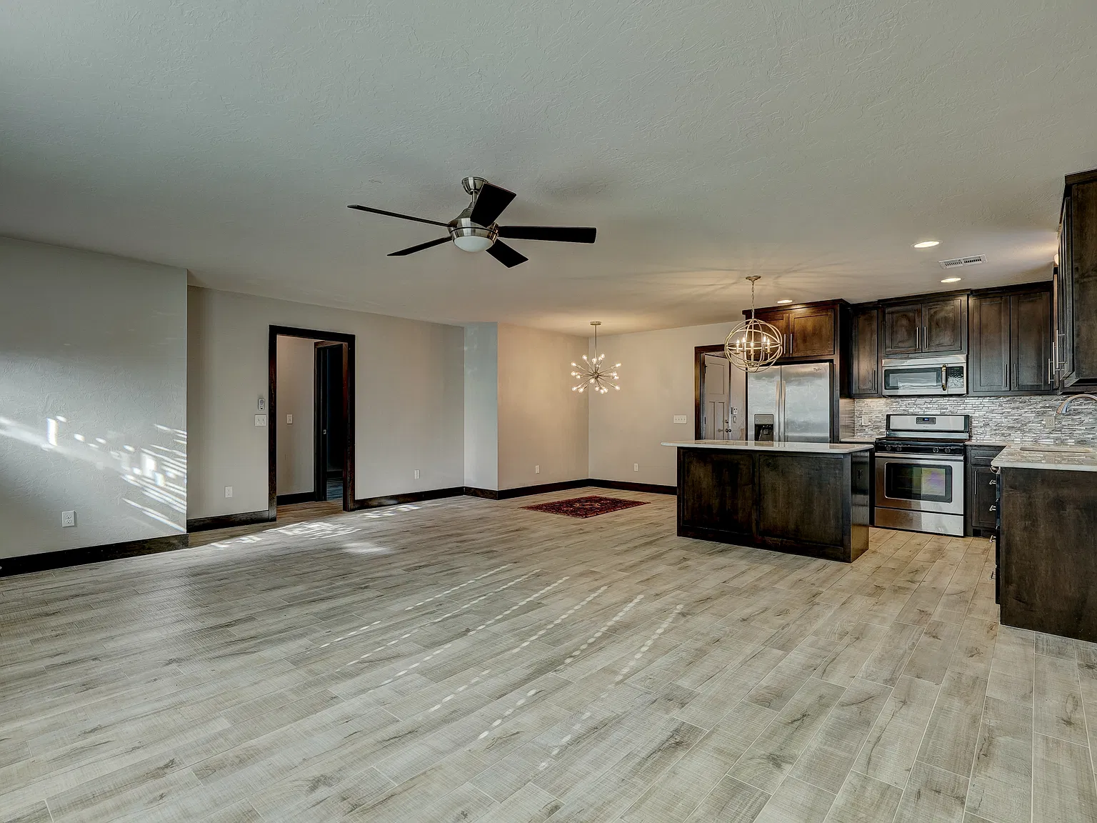 421 W Symmes St — Photo 3