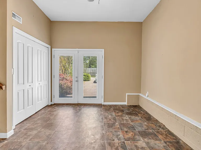 102 Hawkins St — Photo 22
