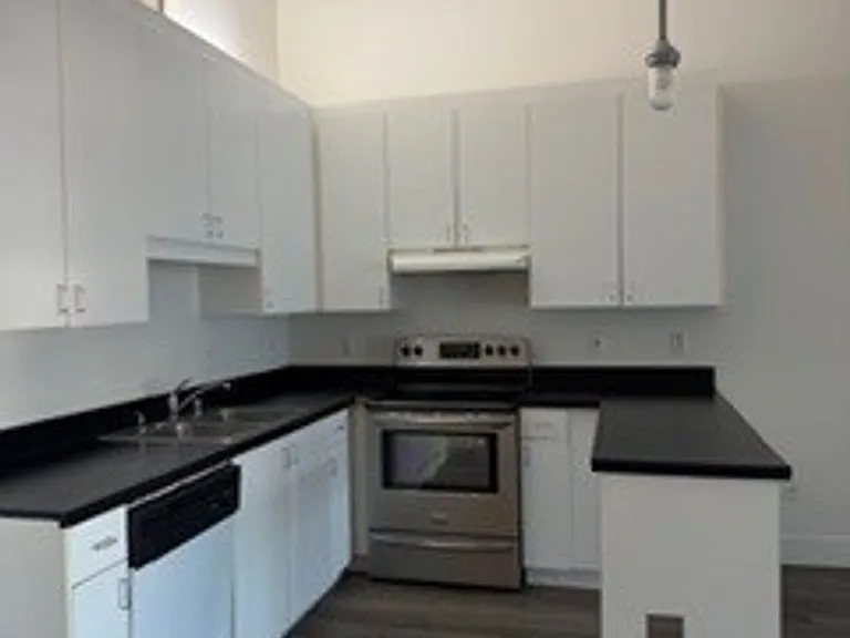 215 S Brea Blvd — Photo 1