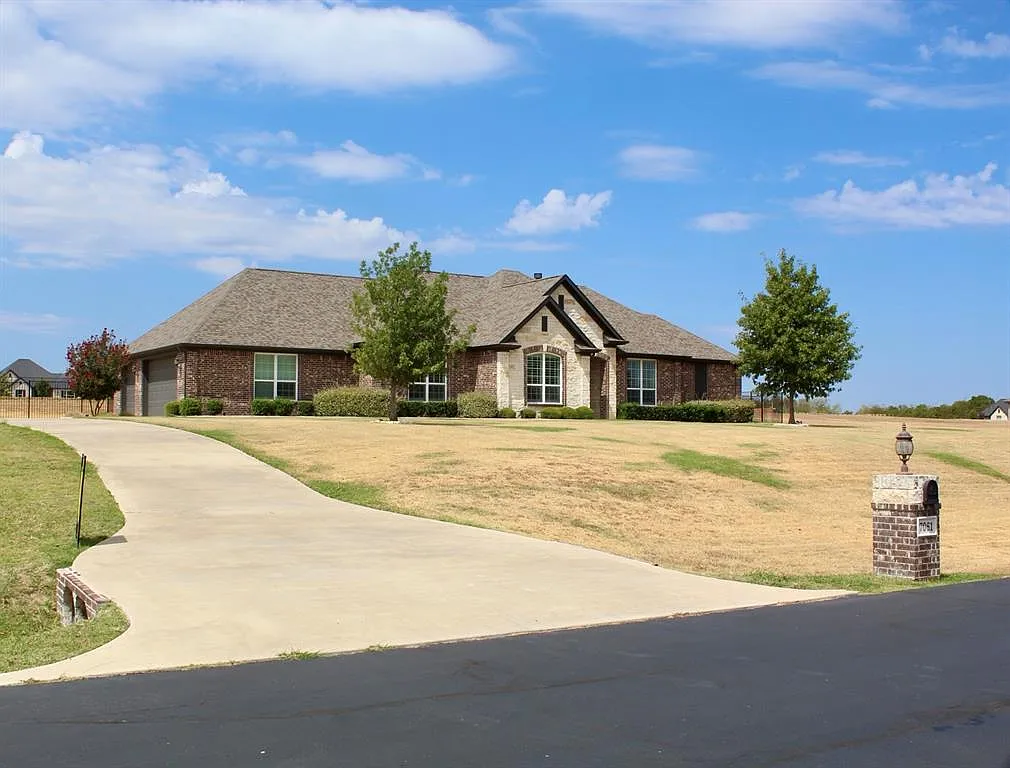 4 bed, 2.5 bath, 2436 sqft, $3,300 — Photo 3