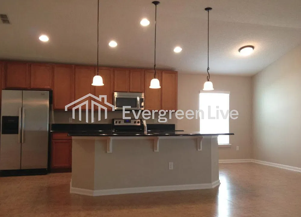 5 bed, 3.0 bath, 2732 sqft, $2,495 — Photo 2