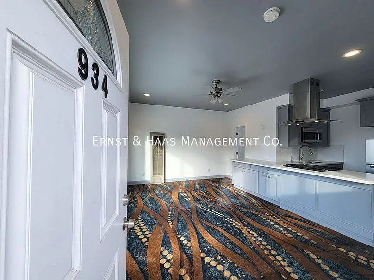 934 E Broadway — Photo 1