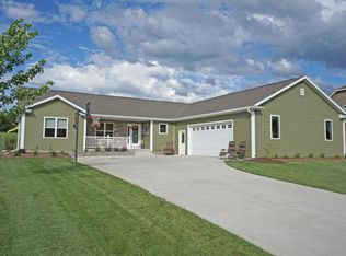 W1048 Hunter Ln, Ixonia, WI 53036