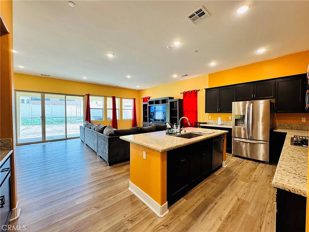 3 bed, 2.5 bath, 2585 sqft, $3,400 — Photo 2