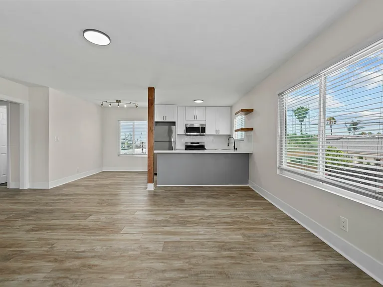4022 42nd St #9 — Photo 2