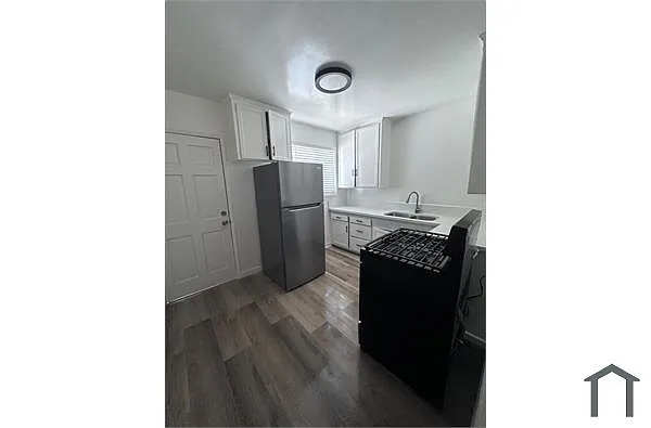Building Photo - 4032 West Blvd #D
