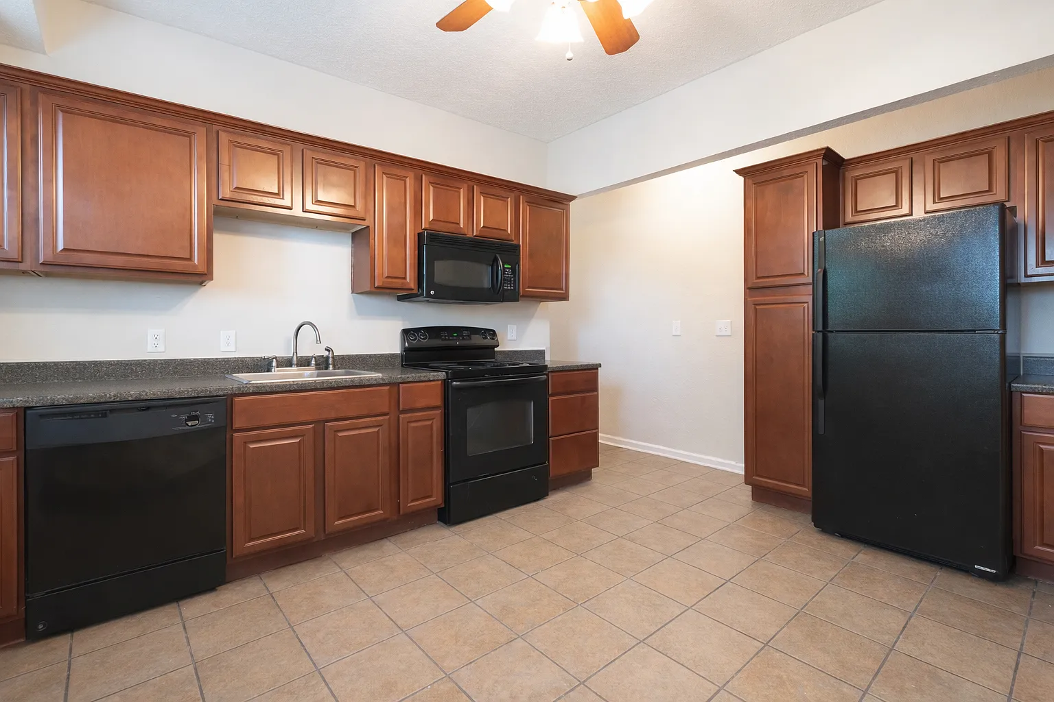 3 bed, 1.0 bath, 990 sqft, $1,350 — Photo 2