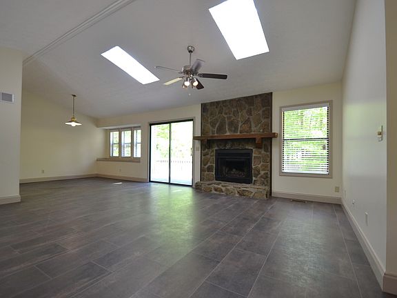 3rd image of 185 Kathryn Dr