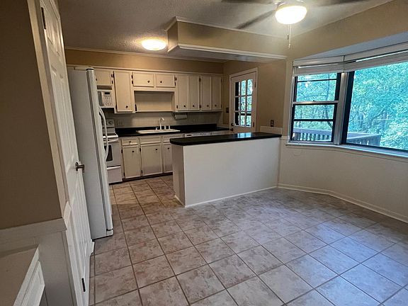 Kitchen with breakfast room & built in desk