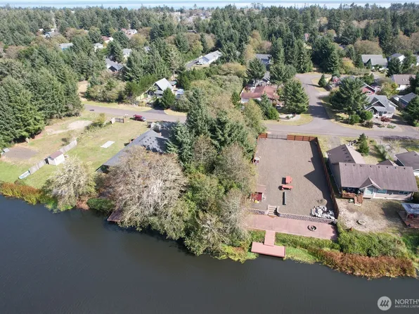 697 Island Circle SE, Ocean Shores, WA 98569